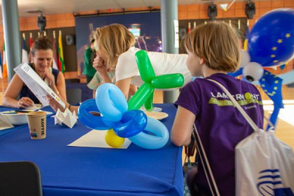 Посетители по време на Деня на отворените врати в КР